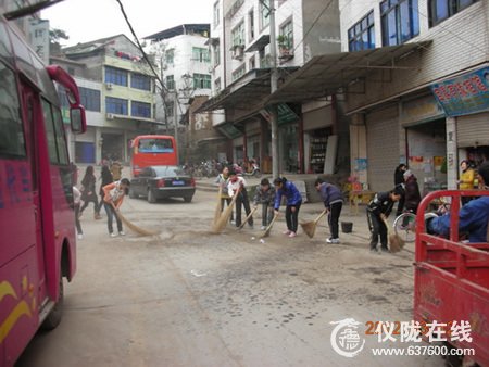 仪陇县回春中学义务扫街学雷锋
