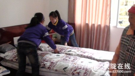 仪陇县新政初中开展雷锋与我同行主题教育活动