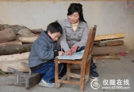 她用瘦弱的双肩撑起一个家