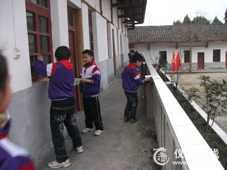 仪陇县石佛乡“雷锋班”的孩子在行动&nbsp;&nbsp;