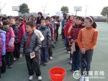 仪陇县度门小学开展学雷锋系列活动