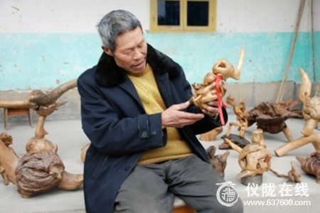 仪陇石佛乡退休老人的根雕情结