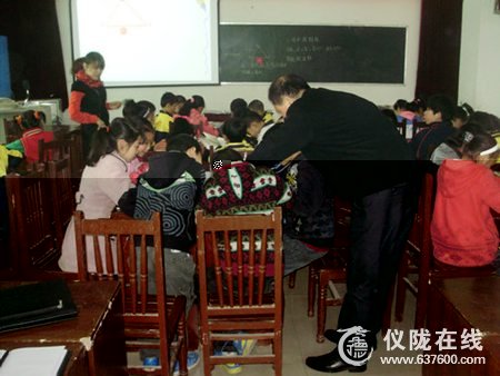 仪陇县教育局领导茬临土门小学指导课改工作