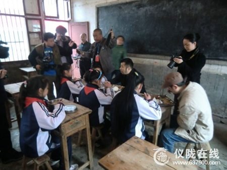 省红十字基金会检查仪陇度门小学红色小餐盒实施情况