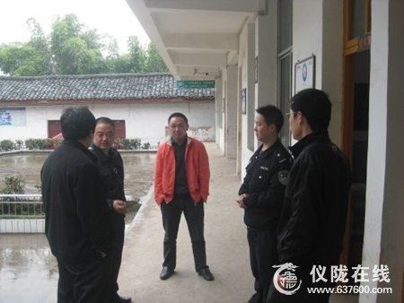 仪陇县双盘小学警政“清明”前安检 为校园平安夯基