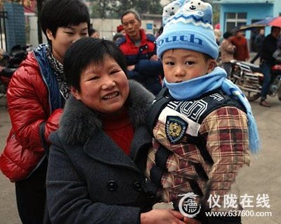 仪陇县一患儿家长给妇幼保健院送锦旗 表达谢意