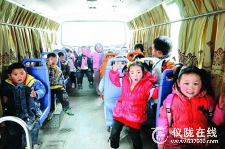 仪陇乡村孩子坐着“乡村巴士”上学堂