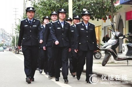 仪陇县选18名大学生组成女子城管队平均年龄25岁