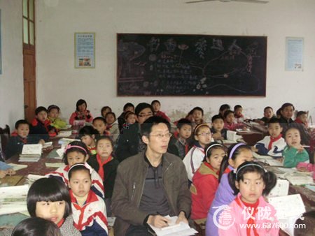 仪陇县土门片区课改小组亲莅土门小学指导课改工作