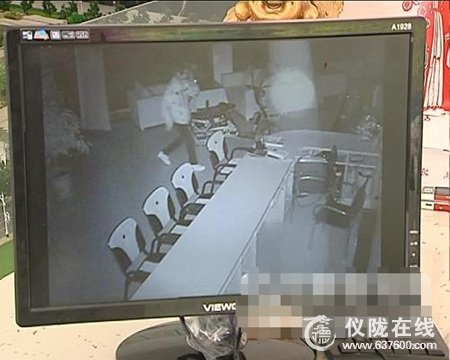 仪陇县新县城一商铺被盗 电子监控锁定疑犯