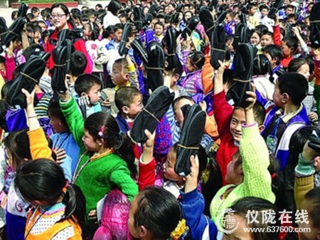 仪陇县铜鼓小学1000余名留守学生领到帆布鞋