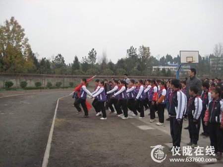 仪陇县龙岗小学的独具特色的校园升旗仪式