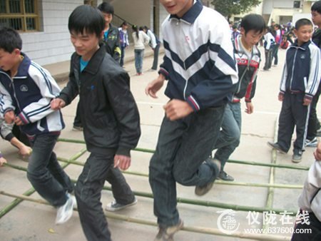 仪陇县合作小学开展丰富多彩课间活动