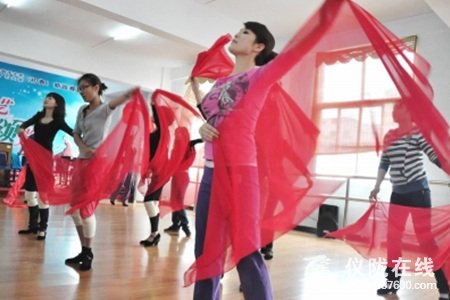 红绸飞舞 展现职工风采