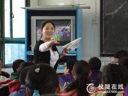 仪陇县回春小学特岗教师竞教 助推课堂改革