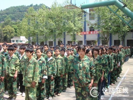 仪陇县职中举行新生军训汇报表演