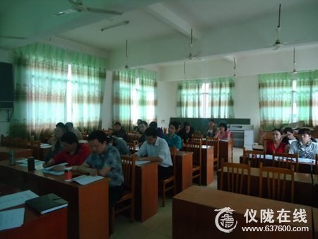 仪陇县铜鼓小学召开班主任工作经验交流会