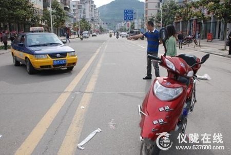 今日上午仪陇县德龙公司一出租车司机撞倒买菜大姐