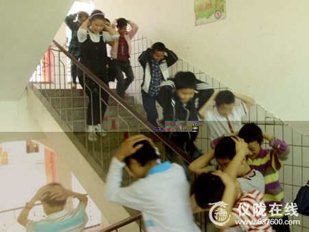 仪陇县土门小学开展防震应急演练