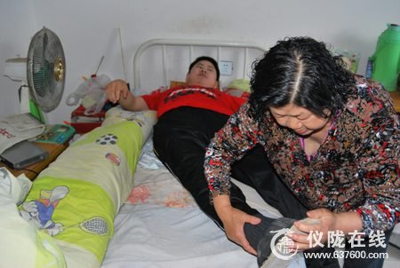儿子因车祸瘫痪 仪陇一优秀母亲照顾儿6年