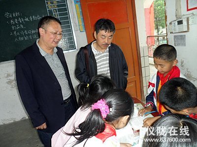 南充市教科所领导评估验收土门小学课改工作