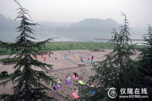 仪陇市民练瑜伽 让身体更健康