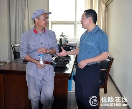 想找个人一起去延安