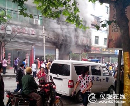仪陇县老县城城南车站对面一餐馆今天突发火灾