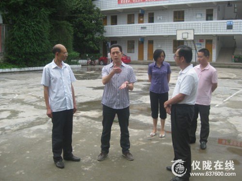 仪陇县人大领导调研双盘小学改善办学条件情况
