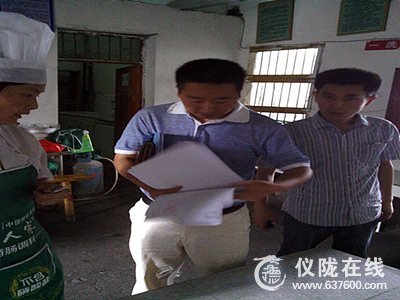 仪陇县质量技术监督对来苏小学实施营养餐的情况进行检查