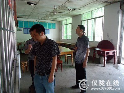 仪陇县教育局对铜鼓小学进行调研工作