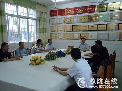 仪陇县铜鼓小学召开毕业班模拟考试质量分析会