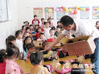 仪陇志愿者为客家孩子捐赠873双TOMS帆布鞋