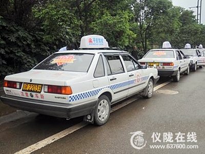 平安驾校20辆爱心接送车免费接送高考考生