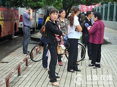 仪陇：高考首日 各考点门前家长翘首等待