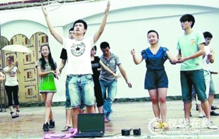 仪陇县“撑伞哥”事迹被搬上舞台