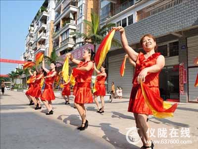 新政镇南门社区演艺中心的快乐生活