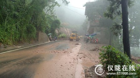 仪陇县连日暴雨天气 导致部分山体滑坡