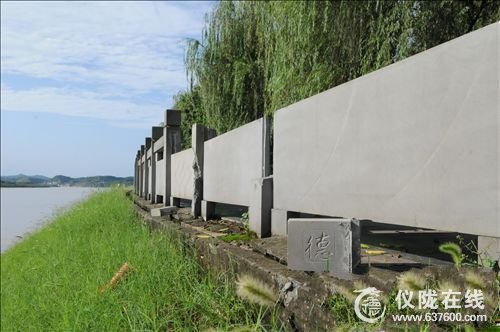 仪陇县滨江路石栏杆被损坏 老人主动担当义务宣传员