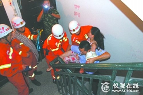 仪陇一女子凌晨在家割腕自杀 民警与消防官兵翻窗救援