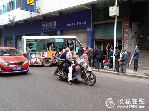 仪陇县老县城小巴士失控 路人、乘客受伤