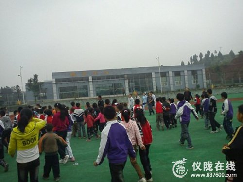仪陇县新政小学一学生玩双杠 受伤昏迷