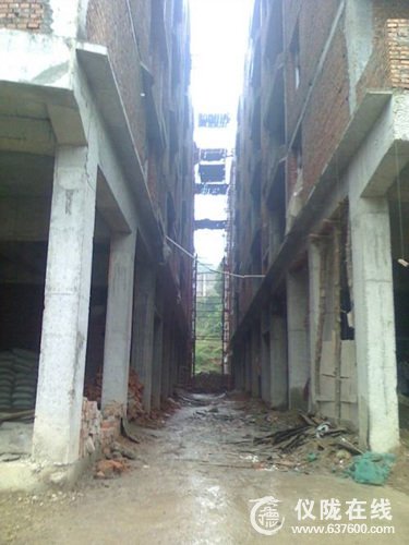 10月9日仪陇县土门镇一工地吊架滑落死亡一人