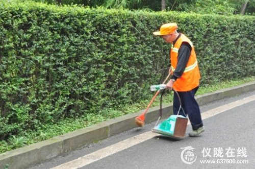 仪陇环卫工人舍弃假期为游人默默无闻服务