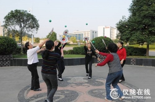 仪陇县城：轻舞球拍 柔力球助锻炼
