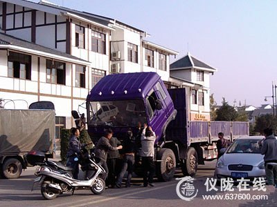 一踩刹车 货车驾驶室翻了一个跟头