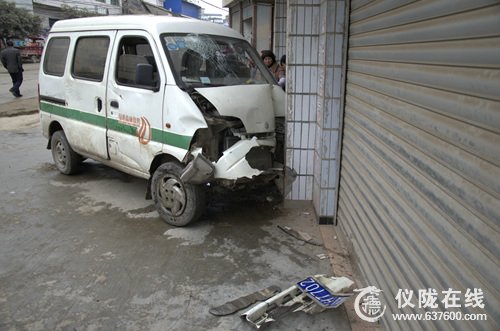 仪陇县土门镇一面包车因车失控撞商家店铺