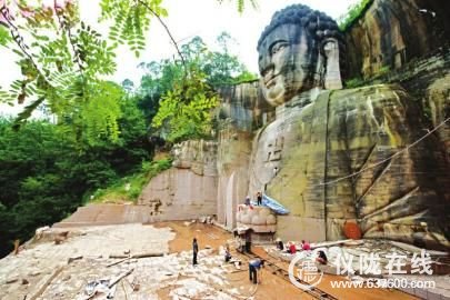 南充凌云山雕刻99米高世界第一大石窟立佛像