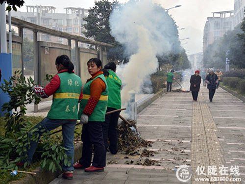 当街焚烧垃圾 既污染环境又易引发火灾