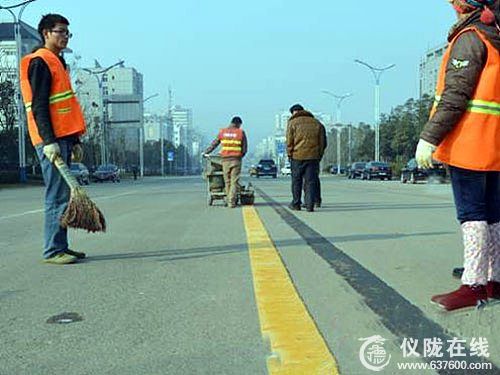 路口斑马线脱落 百姓质问得到解决